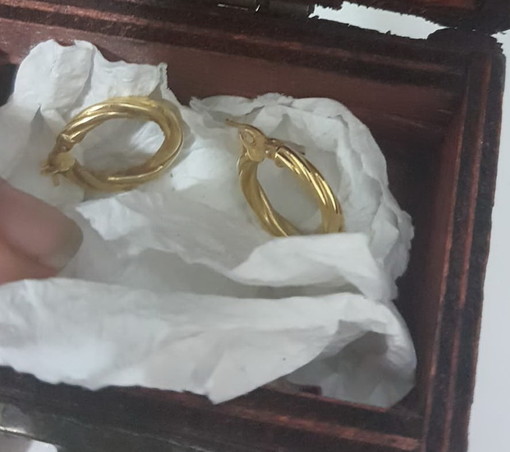 Camporosso: le rubano i gioielli in casa e lancia l'appello per ritrovare almeno gli orecchini della bisnonna