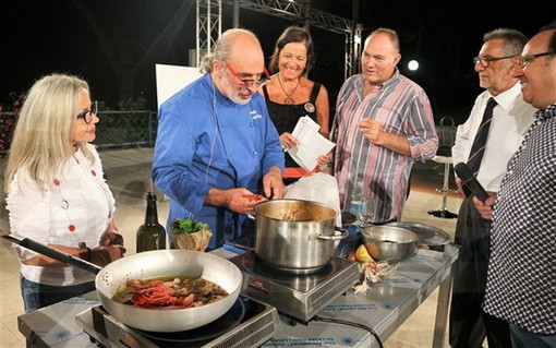 Ospedaletti: primo grande ospite ieri all'Auditorium, Andy Luotto ha cucinato ‘Il polpo in due guazzetti’ (Foto) Ospedaletti: primo grande ospite ieri all'Auditorium, Andy Luotto ha cucinato ‘Il polpo in due guazzetti’ (Foto)