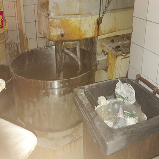 Imperia: laboratorio abusivo di panetteria scoperto in piazza Duomo, intervento della Polizia e dell'ASL