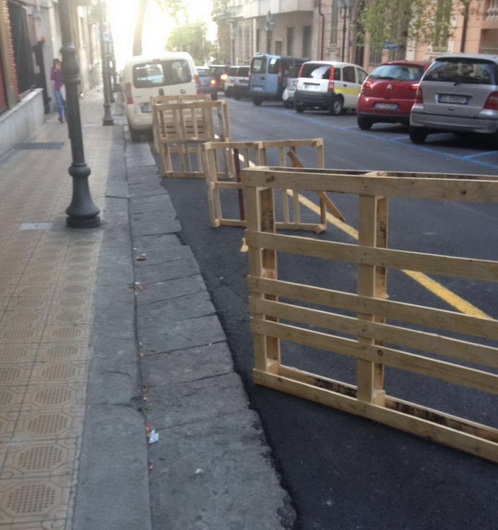 Sanremo: occupazione del carico e scarico con i 'pallet' in via Ruffini, commercianti di corso Garibaldi arrabbiati Sanremo: occupazione del carico e scarico con i 'pallet' in via Ruffini, commercianti di corso Garibaldi arrabbiati