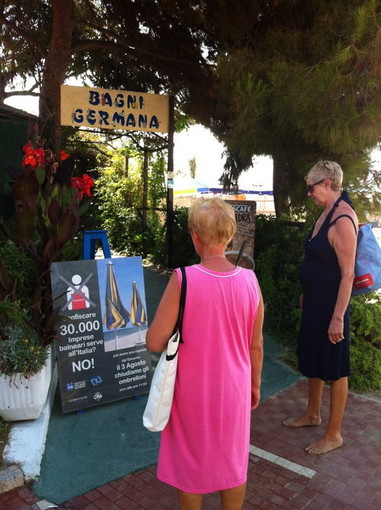 Direttiva Bolkestein: anche ad Arma di Taggia la protesta con gli ombrelloni chiusi