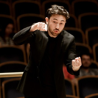 Il M° Oliver Cope dirige l'Orchestra Sinfonica di Sanremo al Teatro dell'Opera del Casinò