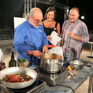 Ospedaletti: primo grande ospite ieri all'Auditorium, Andy Luotto ha cucinato ‘Il polpo in due guazzetti’ (Foto) Ospedaletti: primo grande ospite ieri all'Auditorium, Andy Luotto ha cucinato ‘Il polpo in due guazzetti’ (Foto)