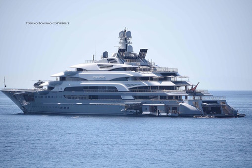 Lo yacht "Viktor Rashnikov" al largo dei Tre Ponti (Foto Tonino Bonomo)