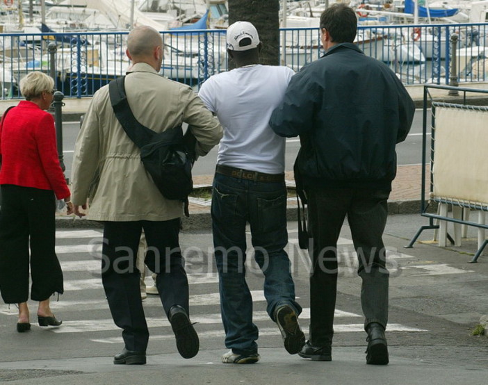 Sanremo: vù cumprà denunciato dopo aver ricevuto le 'Louis Vuitton' da un 'corriere'