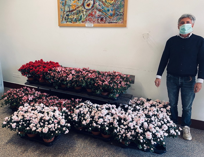 Bordighera: floricoltori locali omaggiano gli operatori del 'Saint Charles' dei loro prodotti (Foto) Bordighera: floricoltori locali omaggiano gli operatori del 'Saint Charles' dei loro prodotti (Foto)