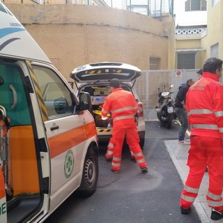 Sanremo: uomo si sente male a causa di una probabile overdose, i soccorsi in via Gioberti Sanremo: uomo si sente male a causa di una probabile overdose, i soccorsi in via Gioberti