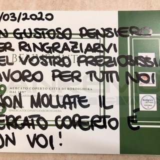Bordighera: prodotti alimentari omaggiati al personale del 'Saint Charles' dai commercianti del Mercato Coperto (Foto e Video) Bordighera: prodotti alimentari omaggiati al personale del 'Saint Charles' dai commercianti del Mercato Coperto (Foto e Video)