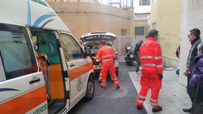 Sanremo: uomo si sente male a causa di una probabile overdose, i soccorsi in via Gioberti Sanremo: uomo si sente male a causa di una probabile overdose, i soccorsi in via Gioberti