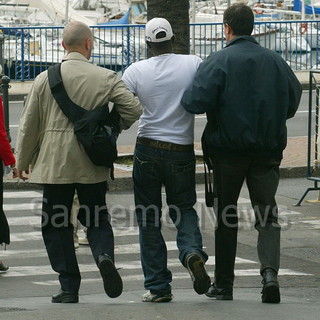 Sanremo: vù cumprà denunciato dopo aver ricevuto le 'Louis Vuitton' da un 'corriere' Sanremo: vù cumprà denunciato dopo aver ricevuto le 'Louis Vuitton' da un 'corriere'