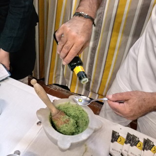 L’olio DOP Riviera Ligure raccontato al mondo anglosassone con Fiona Sims grazie a “C’è pesto per te” di Luisa Puppo L’olio DOP Riviera Ligure raccontato al mondo anglosassone con Fiona Sims grazie a “C’è pesto per te” di Luisa Puppo