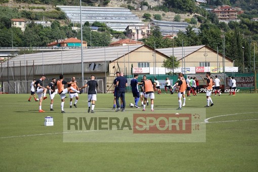 L'Ospedaletti durante il riscaldamento al 'Morel' di Ventimiglia prima del match dello scorso settembre contro la Loanesi L'Ospedaletti durante il riscaldamento al 'Morel' di Ventimiglia prima del match dello scorso settembre contro la Loanesi