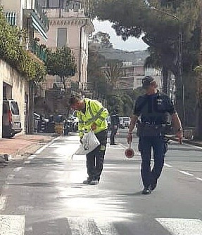 Sanremo: auto perde olio, corso Mazzini pericolosa e scivolosa per tutta la mattinata (Foto)