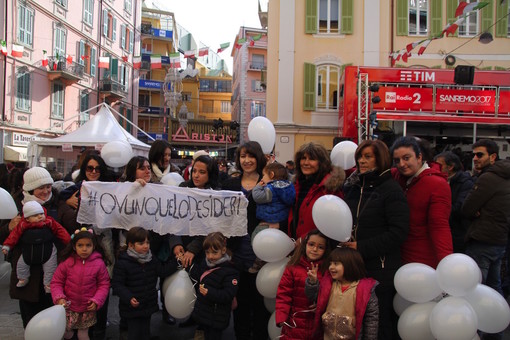 ‘Ovunque lo desideri’, anche a Sanremo. Mamme davanti all'Ariston per dire ‘sì’ all’allattamento in pubblico (foto e video) ‘Ovunque lo desideri’, anche a Sanremo. Mamme davanti all'Ariston per dire ‘sì’ all’allattamento in pubblico (foto e video)