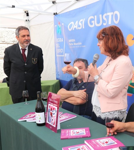 Fiera del Libro di Imperia - Oasi del Gusto: grandi applausi per il viaggio nel mondo del vino con Maria Luisa Alberico e Marco Temesio (FOTO) Fiera del Libro di Imperia - Oasi del Gusto: grandi applausi per il viaggio nel mondo del vino con Maria Luisa Alberico e Marco Temesio (FOTO)