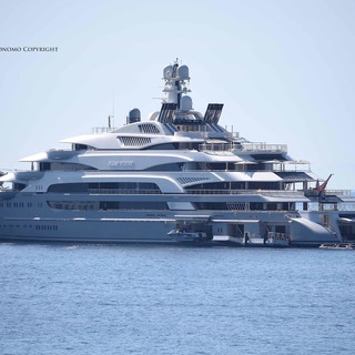 Lo yacht &quot;Viktor Rashnikov&quot; al largo dei Tre Ponti (Foto Tonino Bonomo)