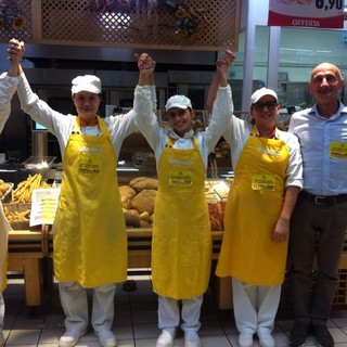 Sanremo: grandissima partecipazione per l’operazione sacchetti per il pane contro la violenza sulle donne