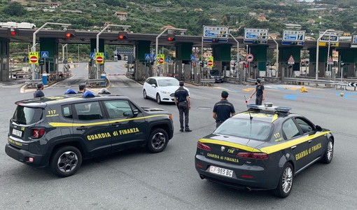 Antiriciclaggio: operazione della Finanza di Imperia, scovato chi usava il 'Decreto liquidità' per viaggi e piattaforme streaming Antiriciclaggio: operazione della Finanza di Imperia, scovato chi usava il 'Decreto liquidità' per viaggi e piattaforme streaming