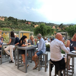 Al ReBi Village tre lunedì letteralmente "diVini": ecco le date di agosto dell'open bar wine a bordo piscina