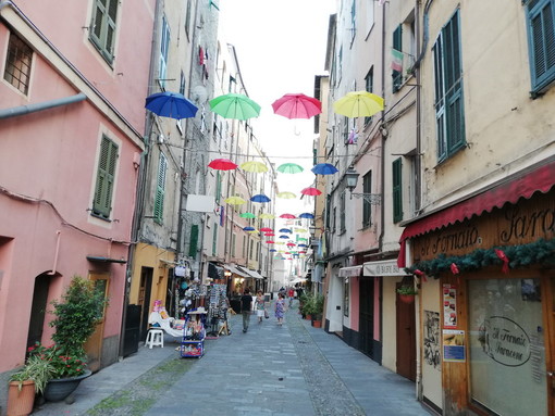 Per la prima volta anche a Sanremo gli ‘ombrelli sospesi’: in via De Benedetti originale iniziativa di street art (Foto) Per la prima volta anche a Sanremo gli ‘ombrelli sospesi’: in via De Benedetti originale iniziativa di street art (Foto)
