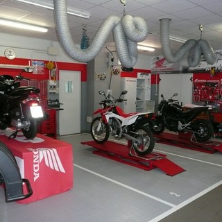 Bianco Moto cerca un giovane Apprendista Meccanico Bianco Moto cerca un giovane Apprendista Meccanico