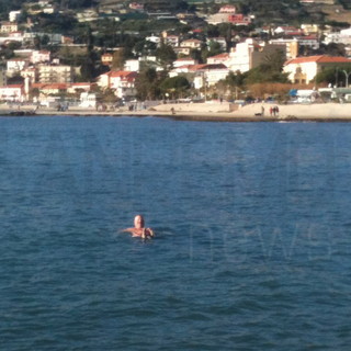 Arma di Taggia: singolo 'cimento' invernale nel gelo di stamattina, un turista olandese in acqua Arma di Taggia: singolo 'cimento' invernale nel gelo di stamattina, un turista olandese in acqua