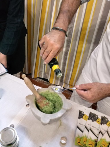 L’olio DOP Riviera Ligure raccontato al mondo anglosassone con Fiona Sims grazie a “C’è pesto per te” di Luisa Puppo L’olio DOP Riviera Ligure raccontato al mondo anglosassone con Fiona Sims grazie a “C’è pesto per te” di Luisa Puppo