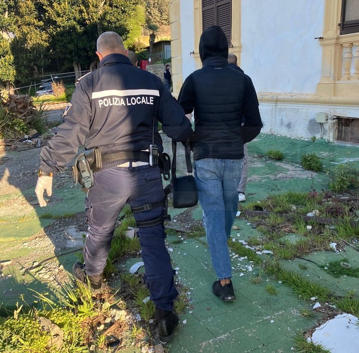 Sanremo, blitz all'albergo di via Mazzini: espulsi i magrebini che spacciavano