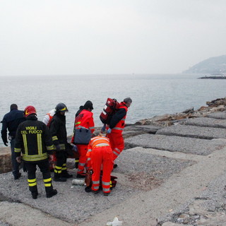 Sanremo: uomo si sente male sugli scogli del porto vecchio per una presunta overdose Sanremo: uomo si sente male sugli scogli del porto vecchio per una presunta overdose