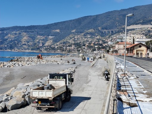 Ospedaletti: quasi finiti i lavori, venerdì prossimo riapre la pista ciclabile dopo una attesa di due anni Ospedaletti: quasi finiti i lavori, venerdì prossimo riapre la pista ciclabile dopo una attesa di due anni