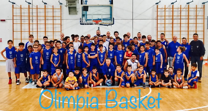 Pallacanestro: ieri la presentazione al PalaRuffini, domenica prossima l'esordio per l'Olimpia Basket ArmaTaggia Pallacanestro: ieri la presentazione al PalaRuffini, domenica prossima l'esordio per l'Olimpia Basket ArmaTaggia