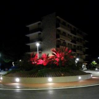 Nastro Rosa LILT: tra monumenti e fontane illuminata anche la rotonda di San Bartolomeo al Mare Nastro Rosa LILT: tra monumenti e fontane illuminata anche la rotonda di San Bartolomeo al Mare