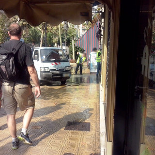 Sanremo: dopo le segnalazioni e gli articoli di denuncia, corso Garibaldi è stato ripulito dalla lunga scia di chiazze di sangue Sanremo: dopo le segnalazioni e gli articoli di denuncia, corso Garibaldi è stato ripulito dalla lunga scia di chiazze di sangue