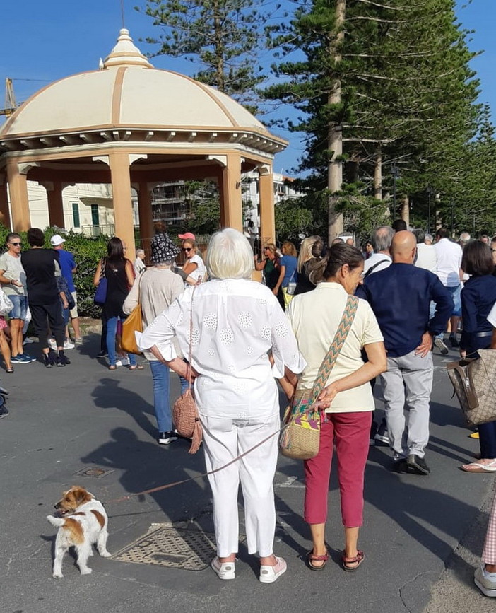 Bordighera: passeggiata di protesta contro il progetto del lungomare Argentina (Foto) Bordighera: passeggiata di protesta contro il progetto del lungomare Argentina (Foto)