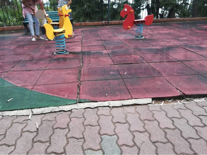 Ospedaletti: il nostro lettore Michele chiede al Comune la sistemazione della pavimentazione al parco giochi (Foto)