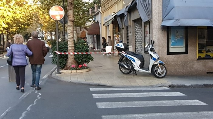 Sanremo: cadono pezzi di una persiana in corso Garibaldi, porzione di marciapiede chiuso ai passanti (Foto) Sanremo: cadono pezzi di una persiana in corso Garibaldi, porzione di marciapiede chiuso ai passanti (Foto)