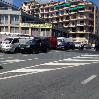 Sanremo: il gatto non c'è e... i topi ballano, al mercato torna il parcheggio selvaggio degli ambulanti Sanremo: il gatto non c'è e... i topi ballano, al mercato torna il parcheggio selvaggio degli ambulanti