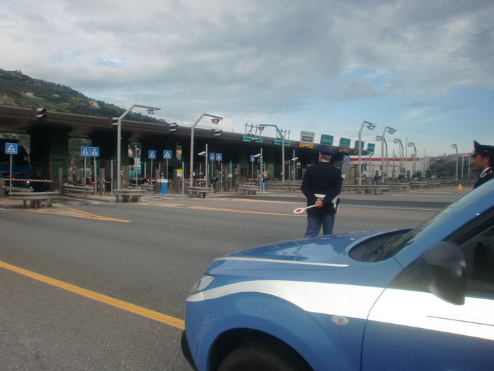 Ventimiglia: ricercata dalla Procura della Repubblica di Pistoia, fermata ed arrestata dalla Polizia di Frontiera Ventimiglia: ricercata dalla Procura della Repubblica di Pistoia, fermata ed arrestata dalla Polizia di Frontiera