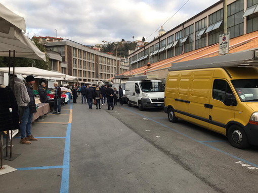 Sanremo: strada d'accesso bloccata per i lavori all'Annonario, 25 ambulanti chiudono per protesta (Foto e Video) Sanremo: strada d'accesso bloccata per i lavori all'Annonario, 25 ambulanti chiudono per protesta (Foto e Video)