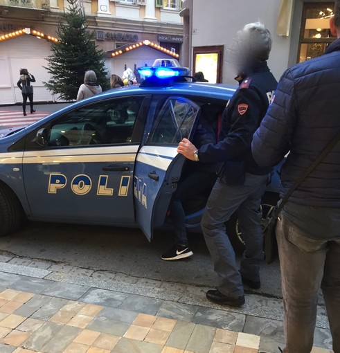 Sanremo: fermati dalla Polizia due minorenni imperiesi sorpresi a rubare all'Ovs (Foto) Sanremo: fermati dalla Polizia due minorenni imperiesi sorpresi a rubare all'Ovs (Foto)