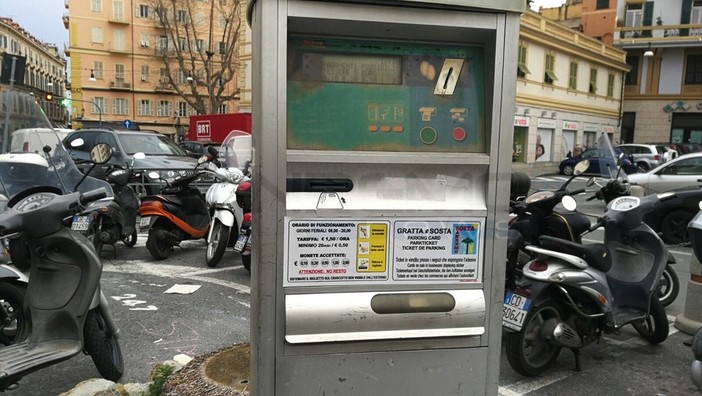 Un vecchio parcometro di piazza Eroi Un vecchio parcometro di piazza Eroi