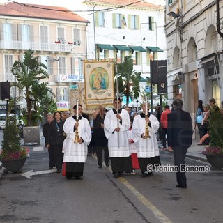 Sanremo: le foto scattate oggi da Tonino Bonomo alla processione del Corpus Domini nel centro città Sanremo: le foto scattate oggi da Tonino Bonomo alla processione del Corpus Domini nel centro città