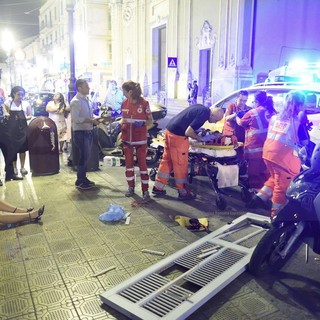 Sanremo: il vento fa cadere una persiana in corso Garibaldi, madre e figlia colpite in pieno (Foto e Video) Sanremo: il vento fa cadere una persiana in corso Garibaldi, madre e figlia colpite in pieno (Foto e Video)