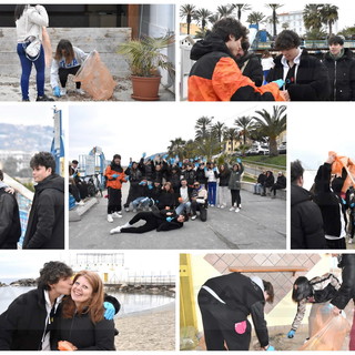 Sanremo: una cinquantina di giovanissimi spronati da 7 influencer per pulire le spiagge dell'Imperatrice (Foto e Video)