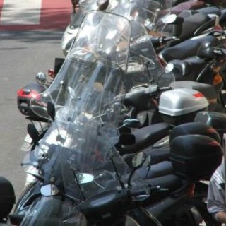 Sanremo: multe alle moto fuori dai limiti in piazza Eroi, lettore "Guardate cosa combinano le auto!"
