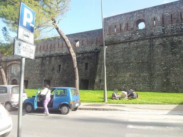 Sanremo: pic-nic a cielo aperto sul prato di Santa Tecla, la risposta di Michele Genovese