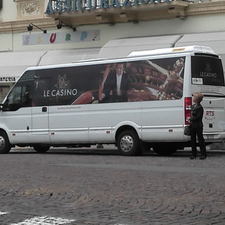 Sanremo: pulmino del Casinò di Montecarlo in piazza Colombo, le perplessità di un lettore Sanremo: pulmino del Casinò di Montecarlo in piazza Colombo, le perplessità di un lettore