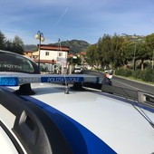 Ospedaletti, in spiaggia libera con il cane: intervengono i vigili. Cimiotti "Controlli per tutta l'estate, già 8 multe per abbandono deiezioni"