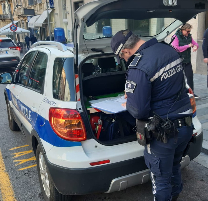 Sanremo, violenta colluttazione in Via Roma: arrestato 38enne per rapina e per aver picchiato un addetto alla sicurezza Sanremo, violenta colluttazione in Via Roma: arrestato 38enne per rapina e per aver picchiato un addetto alla sicurezza