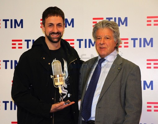 La consegna del premio in sala stampa